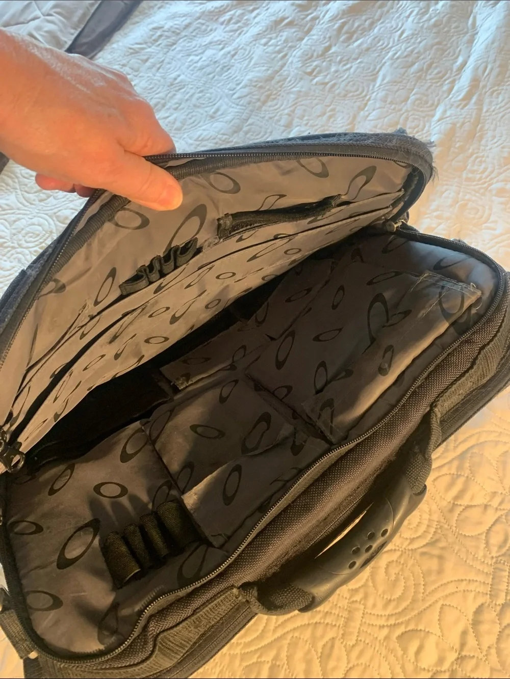 Oakley durable messenger